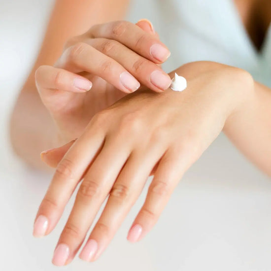 Comment prendre soin de ses mains au quotidien : routine naturelle et soins livrés partout en France